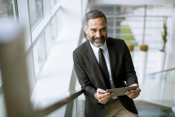 Portrait Homme Affaires Sénior Beau Avec Tablette Numérique Dans Bureau — Photo