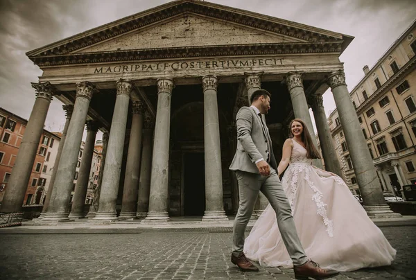 Güzel Genç Düğün Çift Tarafından Panteon Roma Talya — Stok fotoğraf