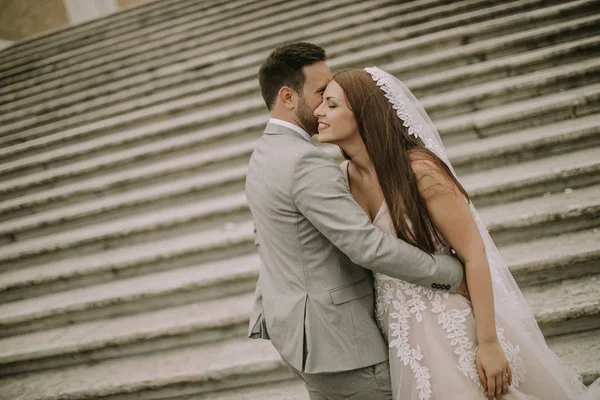 Pareja Joven Boda Pie Las Escaleras Españolas Roma Italia —  Fotos de Stock