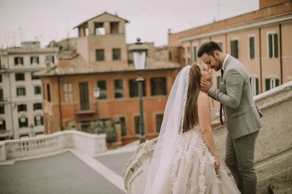 Jeune Couple Mariage Debout Sur Les Escaliers Espagnols Rome Italie — Photo