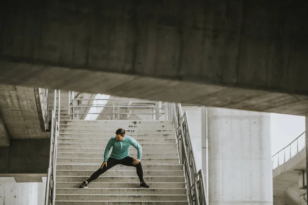 Merdivenlerde Açık Çalıştırdıktan Sonra Germe Genç Atletik Erkek — Stok fotoğraf