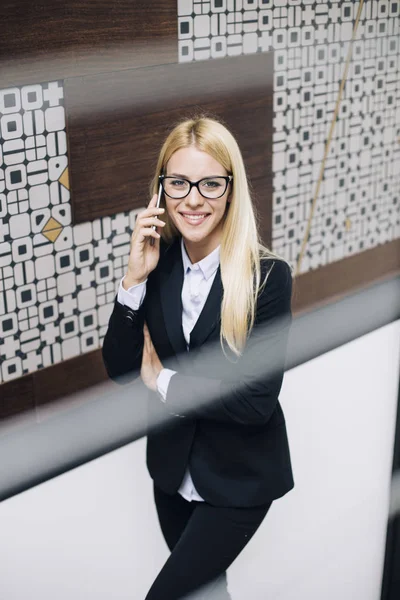 Vista Superior Joven Mujer Negocios Utilizando Teléfono Móvil Oficina Moderna —  Fotos de Stock