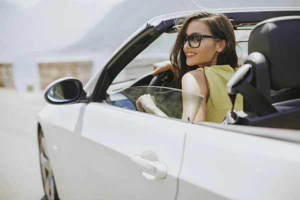 Jovem Mulher Com Óculos Sol Dirigindo Seu Automóvel Top Conversível — Fotografia de Stock