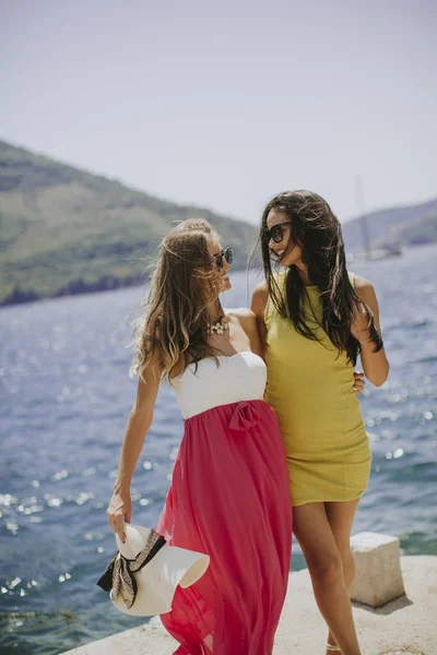 两个年轻漂亮的女人在海边玩 夏天的时候 — 图库照片