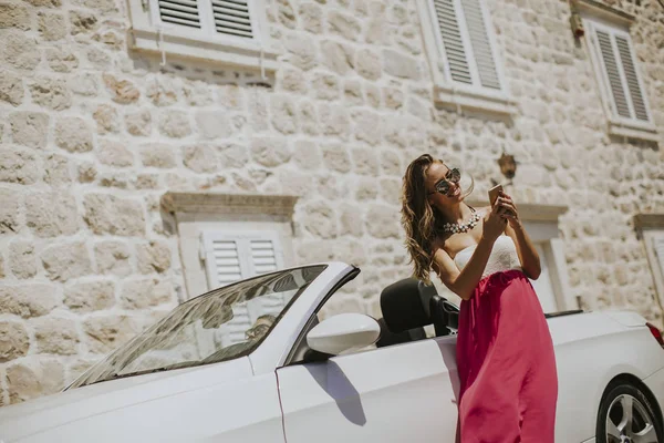 Jovem Mulher Usando Telefone Celular Pelo Carro Cabriolet Dia Quente — Fotografia de Stock