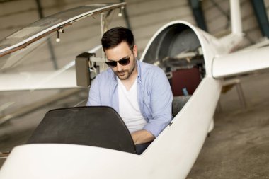 Yakışıklı genç pilot Ultralight uçak uçuş öncesi kontrol