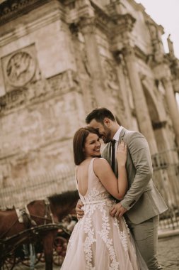 Genç düğün çifti Constantine Arch, Roma, İtalya