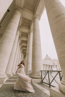 Vatikan colonnade gelinlikli genç ve güzel gelini