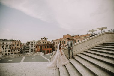 Roma, İtalya İspanyol merdivenlerde genç düğün çifti