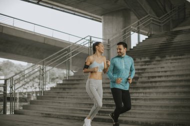 Kentsel çevre çalışan genç çift