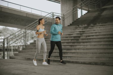 Kentsel çevre çalışan genç çift