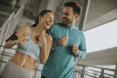 Kentsel çevre çalışan genç çift