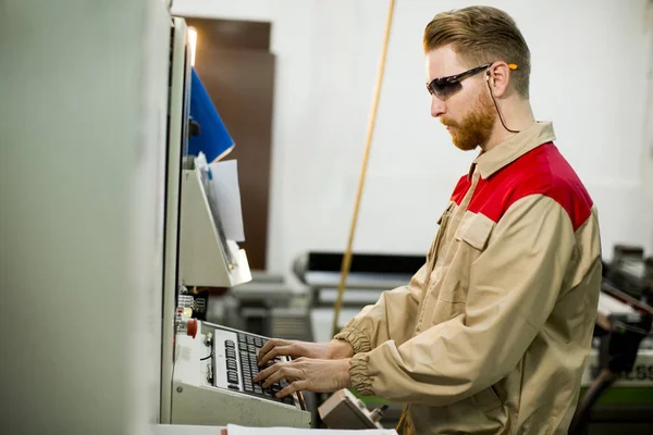 Stilig Ung Man Som Arbetar Vid Maskinen Fabriken — Stockfoto