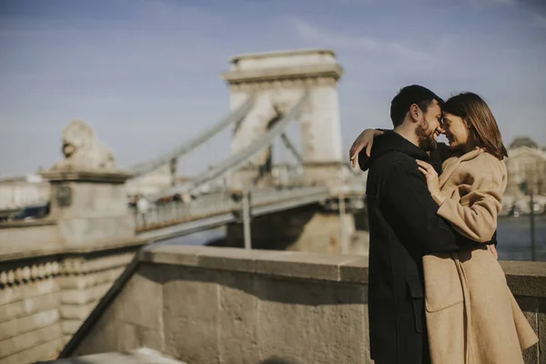 Молодая Счастливая Привлекательная Пара Влюбленных Обнимается Фоне Великолепного Вида Будапешта — стоковое фото