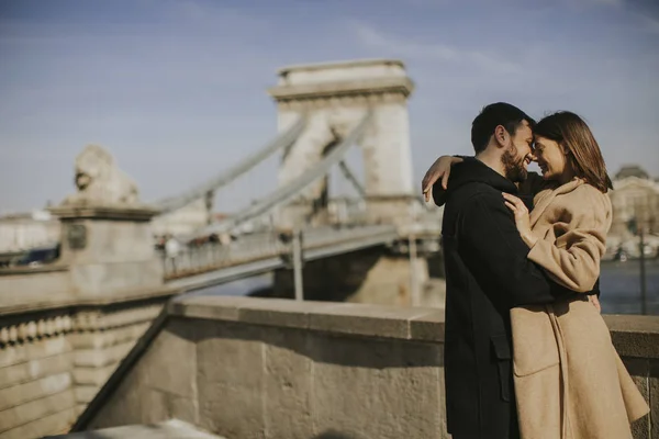 Jovem Casal Atraente Feliz Amor Abraçando Com Fundo Magnífica Vista — Fotografia de Stock