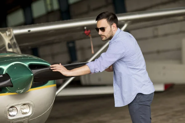 Jovem Piloto Bonito Verificando Avião Ultraleve Antes Voo — Fotografia de Stock