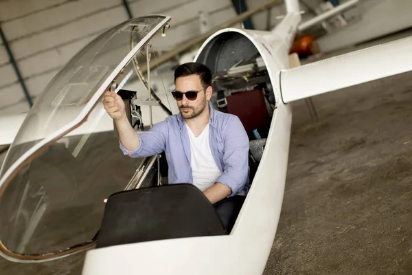 Jovem Piloto Bonito Verificar Seu Avião Ultraleve Hangar Antes Voo — Fotografia de Stock