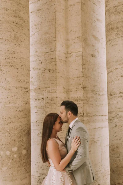 Young Attractive Newly Married Couple Posing Rome Beautiful Ancient Architecture — Stock Photo, Image