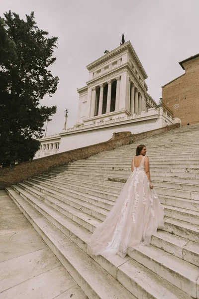 Novia Vestido Novia Las Escaleras Cordonata Capitolina Roma Italia — Foto de Stock