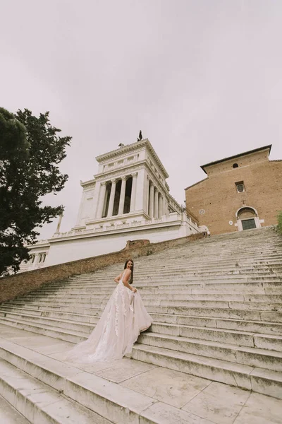 Novia Vestido Novia Las Escaleras Cordonata Capitolina Roma Italia — Foto de Stock