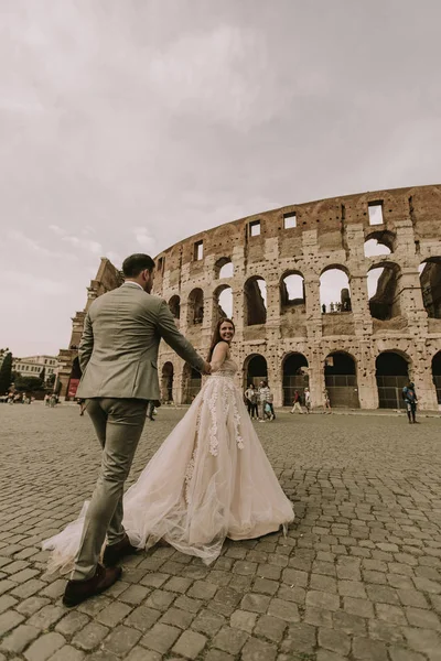 Lovely Young Wedding Couple Colosseum Rome Italy — Stock Photo, Image