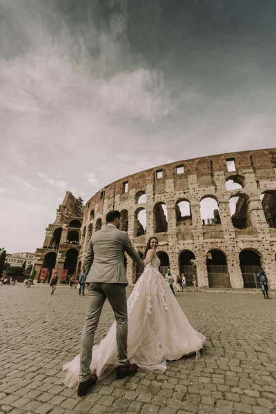 Lovely Young Wedding Couple Colosseum Rome Italy — Stock Photo, Image