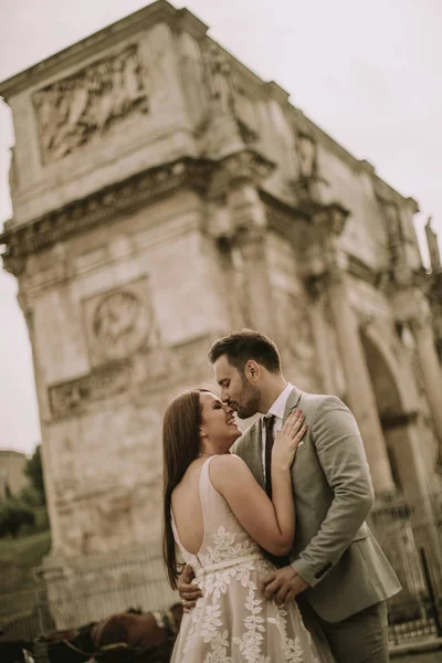 Young Wedding Couple Arch Constantine Rome Italy — Stock Photo, Image