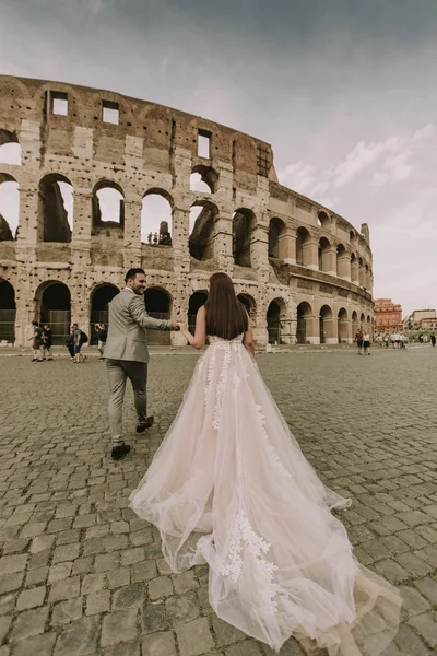 Lovely Young Wedding Couple Colosseum Rome Italy — Stock Photo, Image