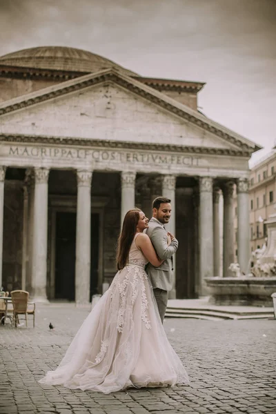 Junge Attraktive Frisch Verheiratete Paare Gehen Und Posieren Rom Mit — Stockfoto