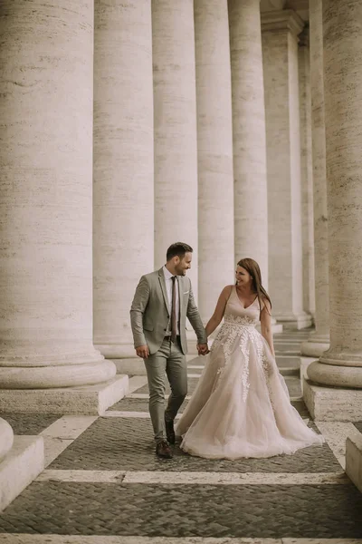 Young Wedding Couple Vatican Rome Italy — Stock Photo, Image