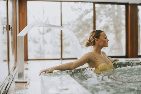 Jolie Jeune Femme Relaxante Dans Piscine Intérieure Bain Bulles — Photo