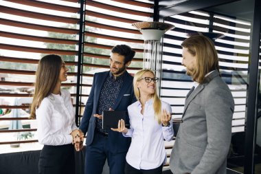Modern ofis içinde gençlerin grup var takım toplantısı ve beyin fırtınası modern ofis
