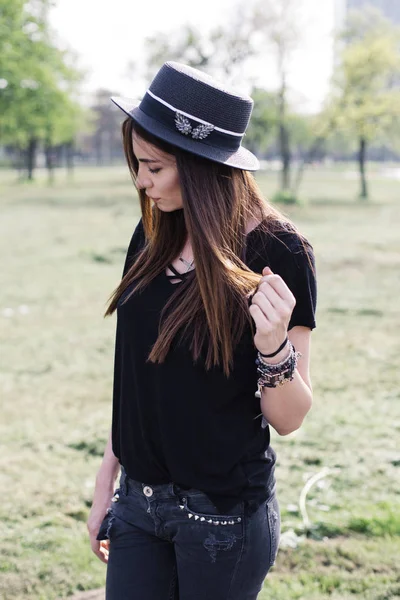 Elegante Giovane Donna Nel Parco Una Giornata Estiva — Foto Stock