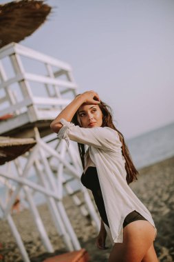 Genç kadına cankurtaran Gözlem Kulesi tarafından sahilde poz görüntülemek