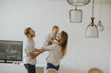 Genç mutlu aile odaya sarılma