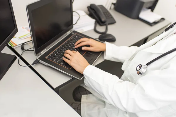 Closeup Νεαρή Γυναίκα Γιατρό Που Εργάζονται Στον Υπολογιστή — Φωτογραφία Αρχείου