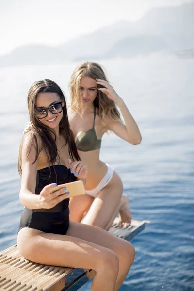 Dwie Całkiem Młode Kobiety Biorąc Selfie Wakacje Jachcie Lecie — Zdjęcie stockowe