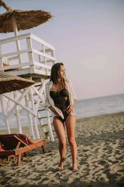 Vista Giovane Donna Posa Sulla Spiaggia Dalla Torre Osservazione Bagnino — Foto Stock