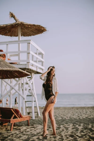 Jonge Vrouw Die Zich Voordeed Het Strand Door Badmeester Uitkijktoren — Stockfoto