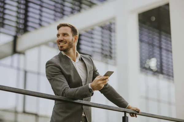 Retrato Feliz Sonriente Hombre Negocios Urbano Usando Teléfono Inteligente Fuera — Foto de Stock