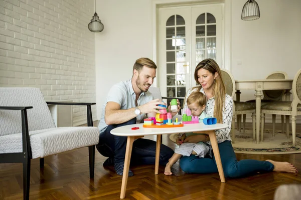 快乐的家庭玩玩具在客厅里 — 图库照片
