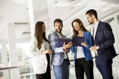 Ayakta ve Office belgeleri analiz etme genç iş adamları