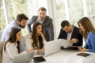 İş adamları modern ofis toplantısı sırasında beyin fırtınası