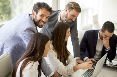 İş adamları modern ofis toplantısı sırasında beyin fırtınası