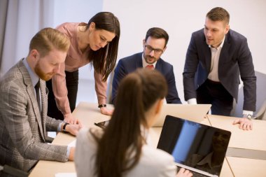 İş adamları modern ofis toplantısı sırasında beyin fırtınası