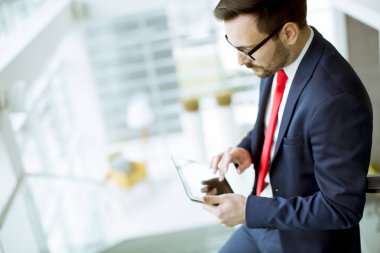 Modern ofis merdivenlerde tablete ile yakışıklı genç