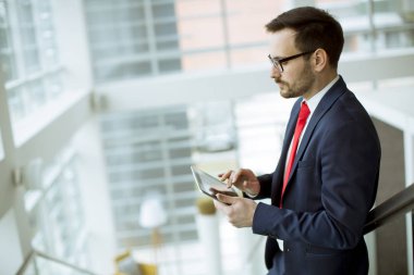 Modern ofis merdivenlerde tablete ile yakışıklı genç