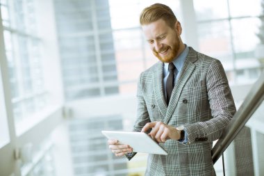Office merdivenlerde tablet kullanarak kendine güvenen işadamı portresi