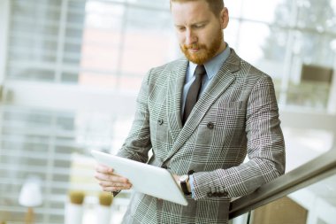 Office merdivenlerde tablet kullanarak kendine güvenen işadamı portresi