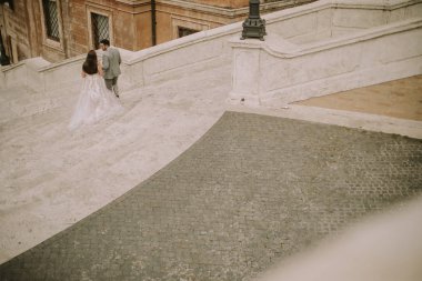 Roma, İtalya İspanyol Merdivenleri üzerinde duran genç düğün çifti